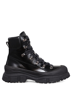 Disturbia venus boot shop